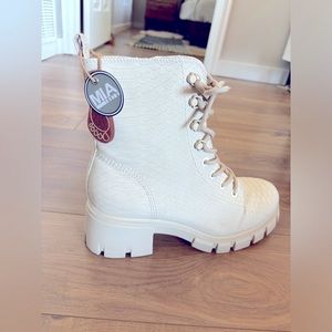 Mia Lug Sole Boots, women’s size 10M, NWT, MH1103 Mila IVR Python